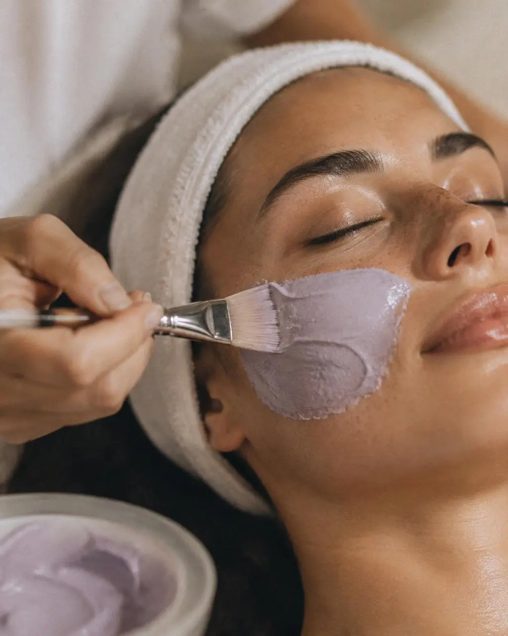 Maschera viso lilla applicata con un pennello morbido